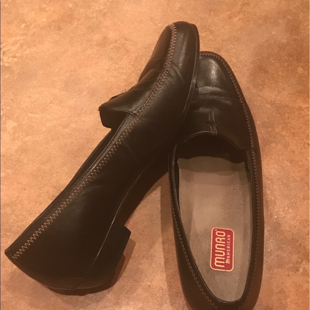 Munro Women’s Leather Flats. Size 10W